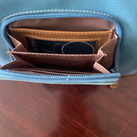 Spacious little blue purse. Blue with brown trim. Perfect for summer! - Picture 3 of 7